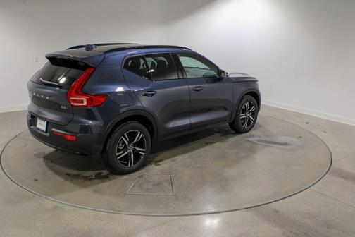 2026 Volvo XC40 Core, B5 AWD Gas (mild hybrid), Dark