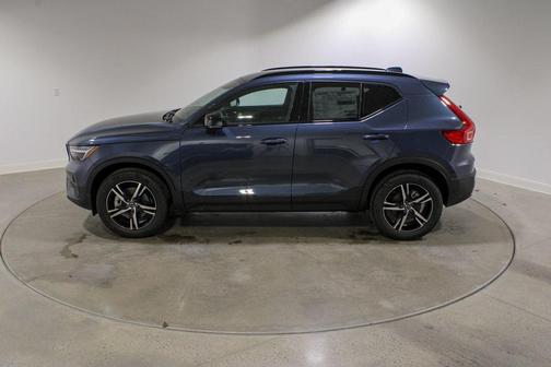 2026 Volvo XC40 Core, B5 AWD Gas (mild hybrid), Dark