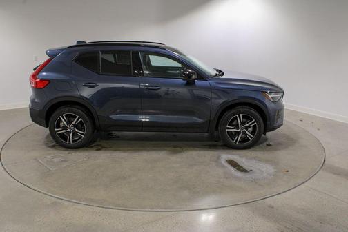 2026 Volvo XC40 Core, B5 AWD Gas (mild hybrid), Dark