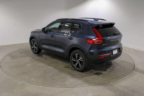 2026 Volvo XC40 Core, B5 AWD Gas (mild hybrid), Dark