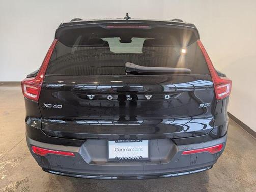 2024 Volvo XC40 B5 Plus Dark Theme