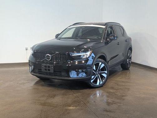 2024 Volvo XC40 B5 Plus Dark Theme