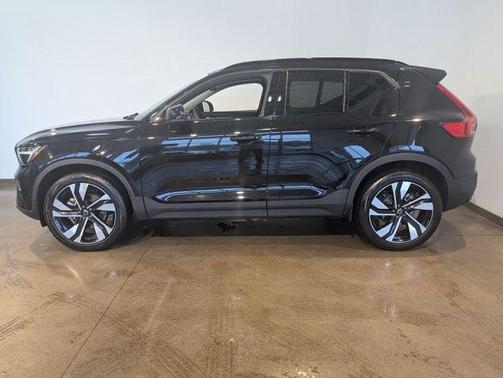 2024 Volvo XC40 B5 Plus Dark Theme