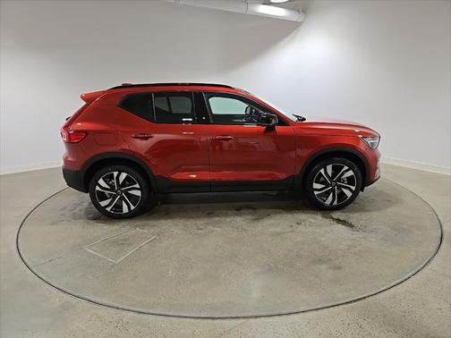 2025 Volvo XC40 B5 Ultra Dark Theme