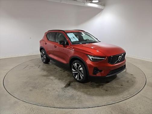 2025 Volvo XC40 B5 Ultra Dark Theme