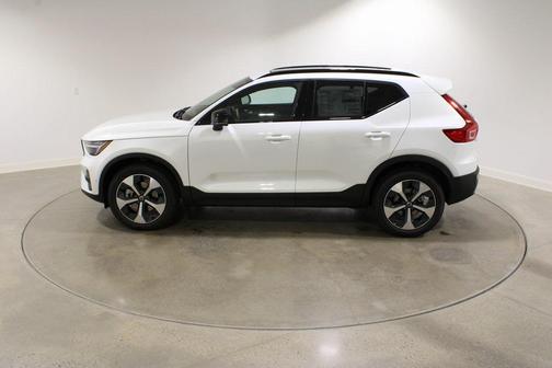 2026 Volvo XC40 Plus, B5 AWD Gas (mild hybrid), Dark