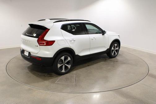 2026 Volvo XC40 Plus, B5 AWD Gas (mild hybrid), Dark