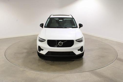 2026 Volvo XC40 Plus, B5 AWD Gas (mild hybrid), Dark