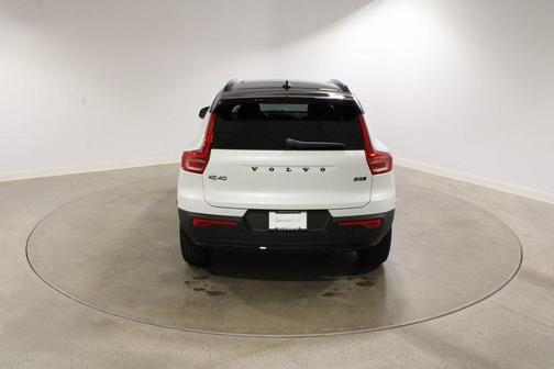 2026 Volvo XC40 B5 Ultra Black Edition