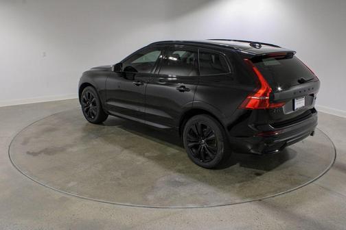 2023 Volvo XC60 Plus Dark Theme