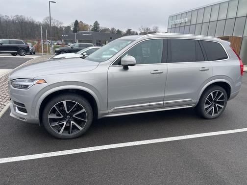 2023 Volvo XC90 B5 Plus