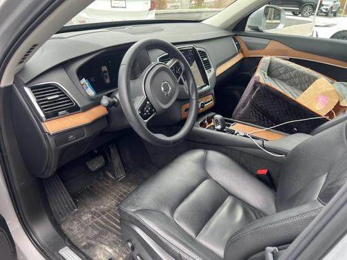 2023 Volvo XC90 B5 Plus