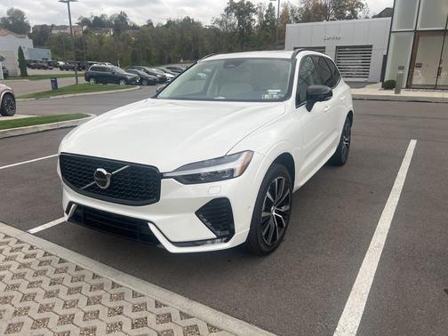 2024 Volvo XC60 B5 Plus Dark Theme