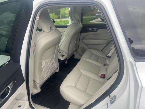 2024 Volvo XC60 B5 Plus Dark Theme