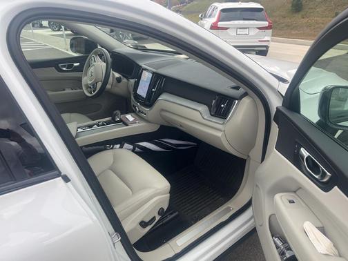 2024 Volvo XC60 B5 Plus Dark Theme