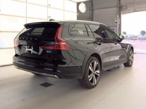 Onyx Black Metallic 2025 Volvo V60 Cross Country Plus, B5 AWD Gas (mild hybrid)