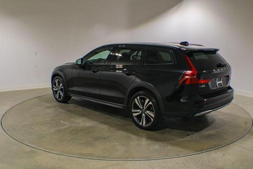 Onyx Black Metallic 2025 Volvo V60 Cross Country Plus, B5 AWD Gas (mild hybrid)