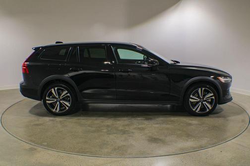 Onyx Black Metallic 2025 Volvo V60 Cross Country Plus, B5 AWD Gas (mild hybrid)