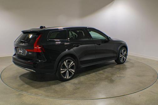 Onyx Black Metallic 2025 Volvo V60 Cross Country Plus, B5 AWD Gas (mild hybrid)