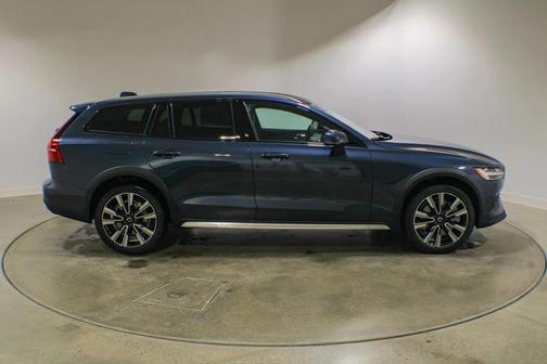 Denim Blue Metallic 2026 Volvo V60 Cross Country Ultra, B5 AWD Gas (mild hybrid)