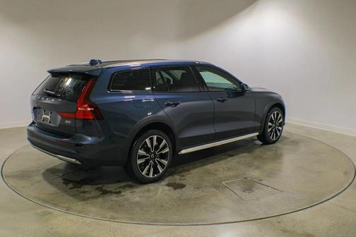 Denim Blue Metallic 2026 Volvo V60 Cross Country Ultra, B5 AWD Gas (mild hybrid)