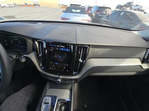 2025 Volvo XC60 B5 Ultra