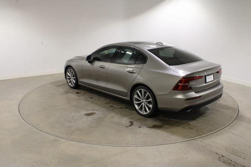 2020 Volvo S60 T6 Momentum