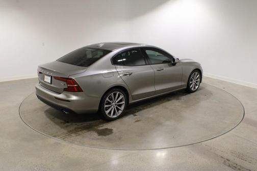 2020 Volvo S60 T6 Momentum