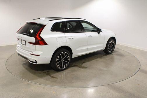 Crystal White Metallic 2026 Volvo XC60 Plug-In Hybrid T8 Ultra