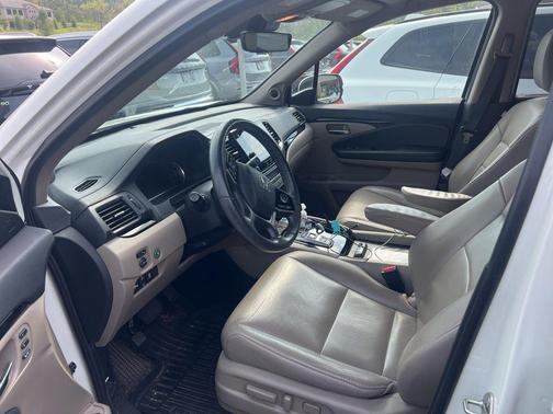 White Diamond Pearl 2019 Honda Pilot Touring 8-Passenger