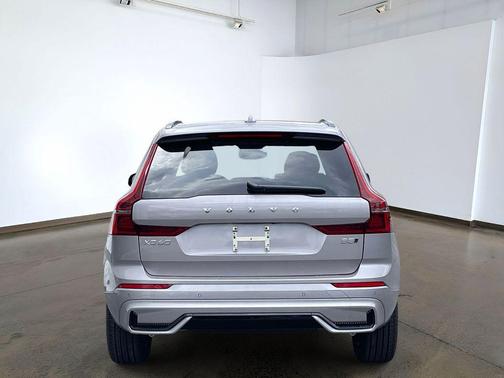 Aurora Silver 2026 Volvo XC60 B5 Plus