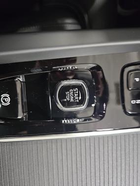 2026 Volvo XC60 B5 Ultra Black Edition