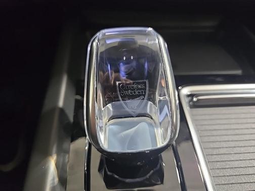 2026 Volvo XC60 B5 Ultra Black Edition