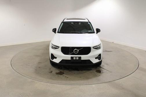 2024 Volvo XC40 B5 Core Dark Theme