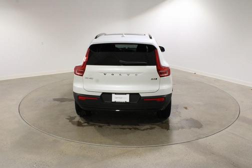 2024 Volvo XC40 B5 Core Dark Theme