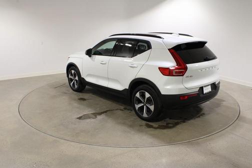 2024 Volvo XC40 B5 Core Dark Theme