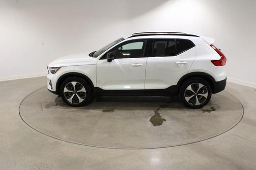 2024 Volvo XC40 B5 Core Dark Theme