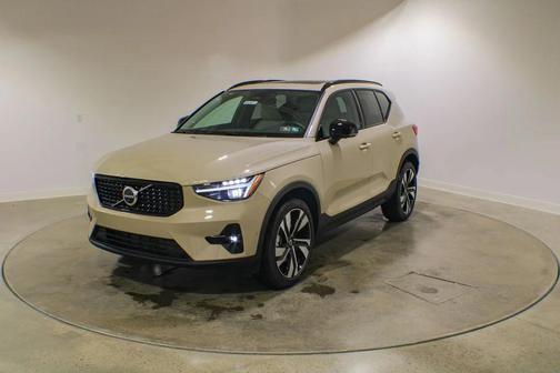 743 2026 Volvo XC40 Plus, B5 AWD Gas (mild hybrid), Dark