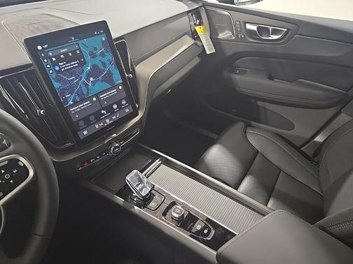 2026 Volvo XC60 B5 Ultra Black Edition