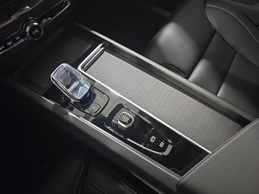 2026 Volvo XC60 B5 Ultra Black Edition