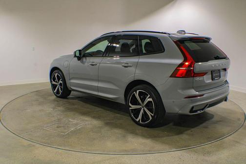 Vapour Grey Metallic 2024 Volvo XC60 Recharge Plug-In Hybrid T8 Ultimate Dark Theme