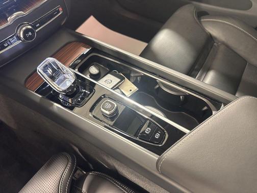 Vapour Grey Metallic 2024 Volvo XC60 Recharge Plug-In Hybrid T8 Ultimate Dark Theme