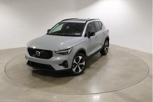 2025 Volvo XC40 B5 Plus Dark Theme