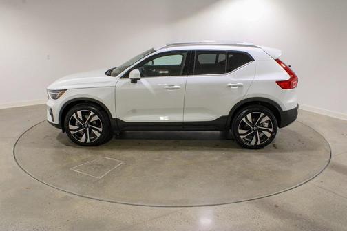 2025 Volvo XC40 B5 Plus Bright Theme