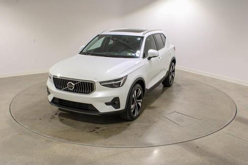 2025 Volvo XC40 B5 Plus Bright Theme