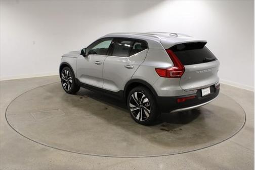 2025 Volvo XC40 B5 Ultra Bright Theme
