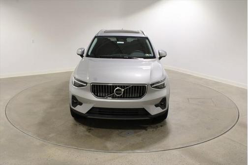 2025 Volvo XC40 B5 Ultra Bright Theme