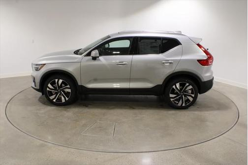 2025 Volvo XC40 B5 Ultra Bright Theme