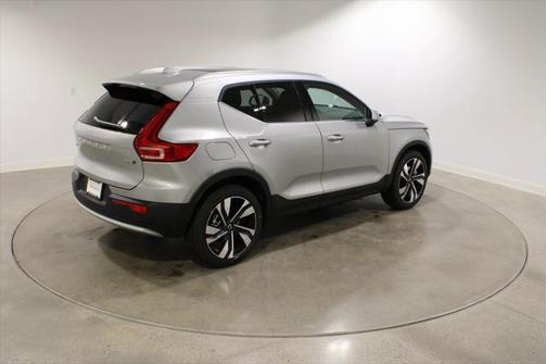2025 Volvo XC40 B5 Ultra Bright Theme