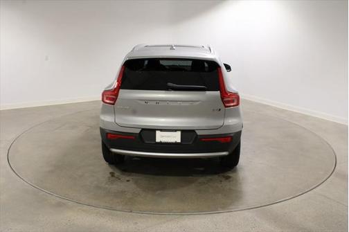 2025 Volvo XC40 B5 Ultra Bright Theme